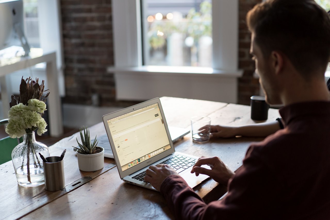 Blog - Customer case: 3 benefits of using Plecto from home - Employee working from home
