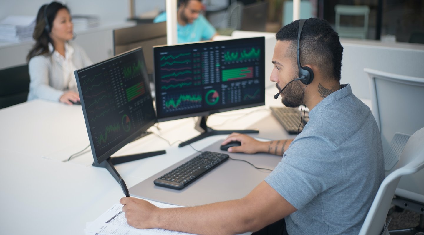 Customer Service KPIs Plecto Blog.jpg