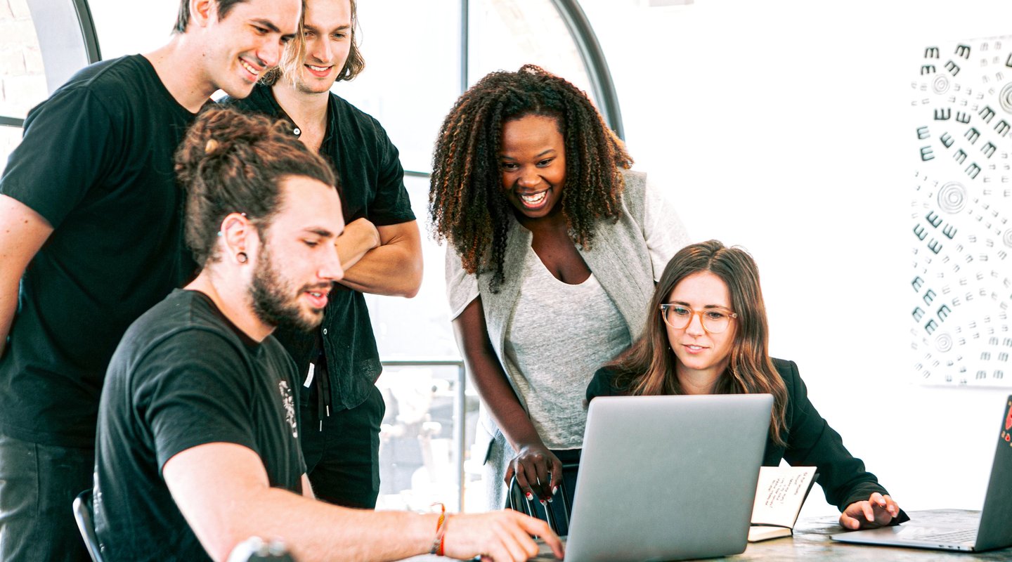 Blog - 5 Steps to Building a Data-Driven Culture - Employees looking at a computer screen
