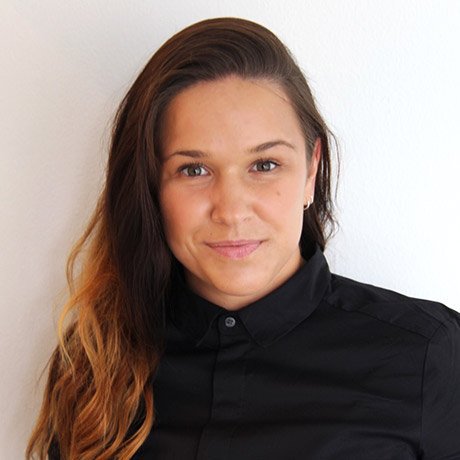 Blog - Portrait of Nikola Lukacova, employee at Plecto