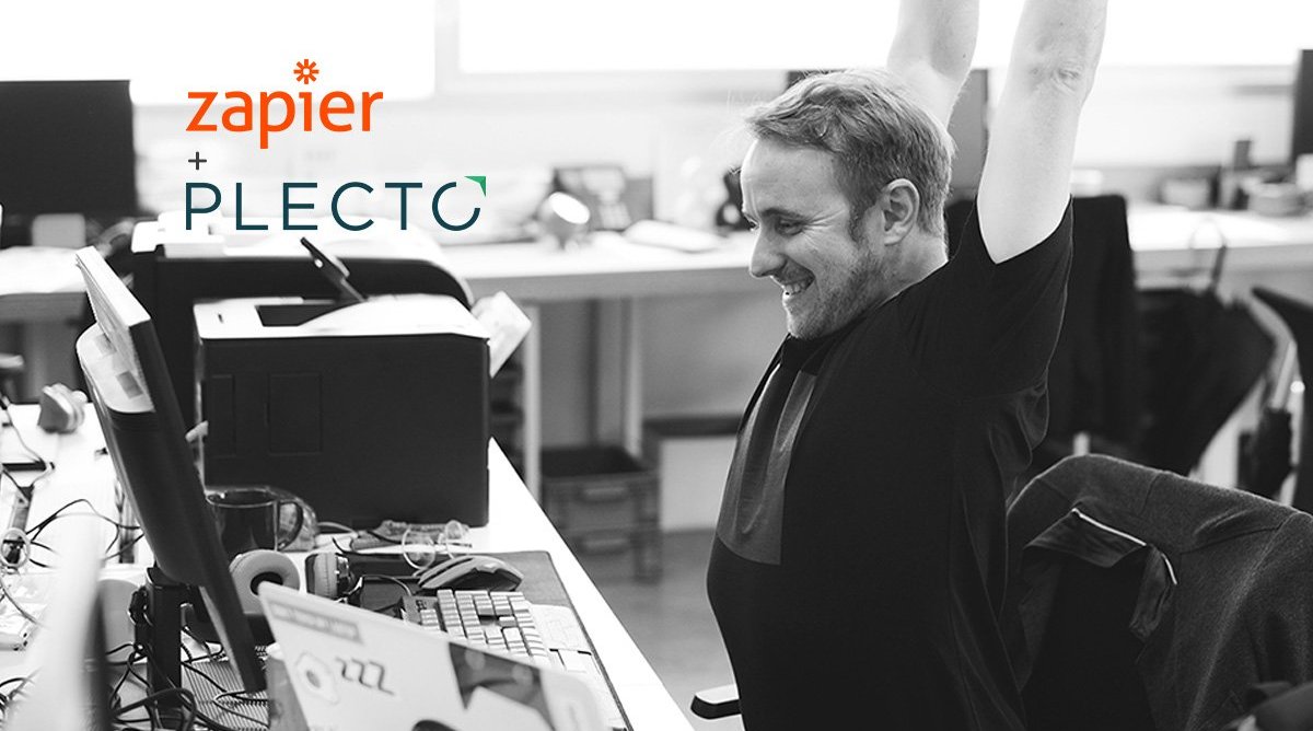 Blog - Employee celebrating the integration between Zapier and Plecto
