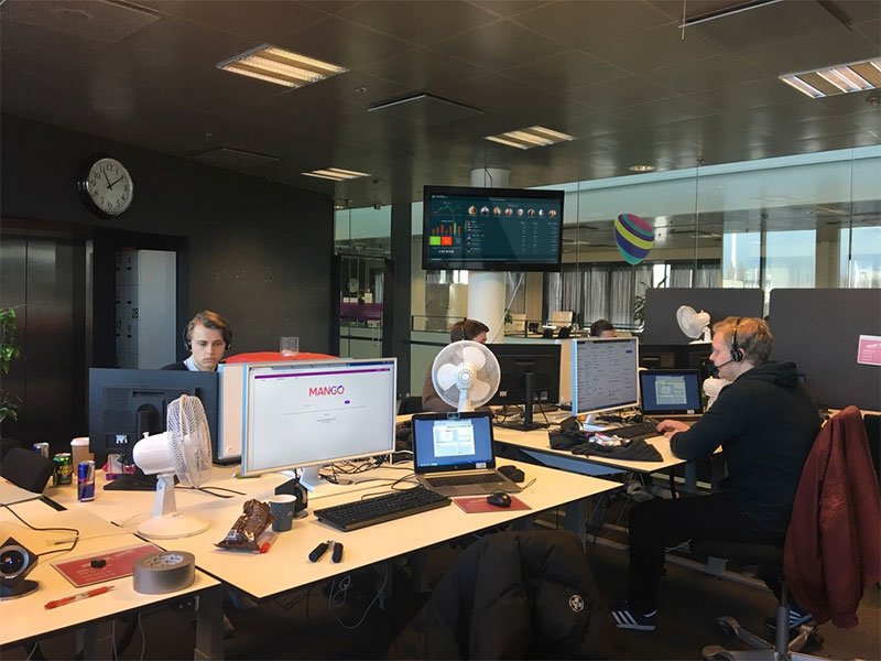 Blog - Telia - Telia employees using Plecto at the office