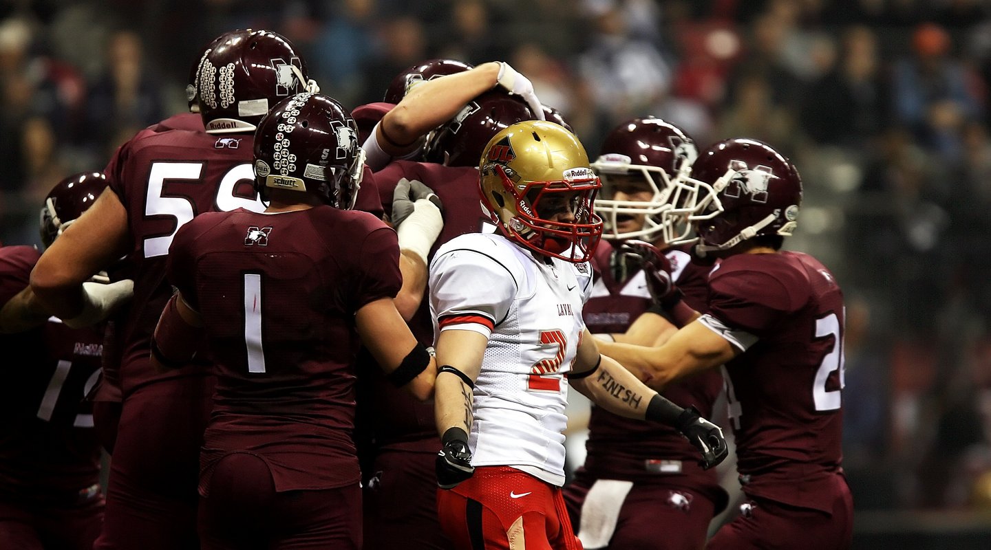 Blog - American football players celebrating their victory