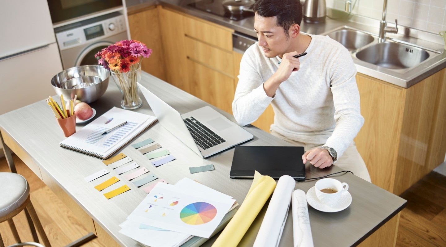 Blog - 3 tips to increase your performance working from home - employee working from home