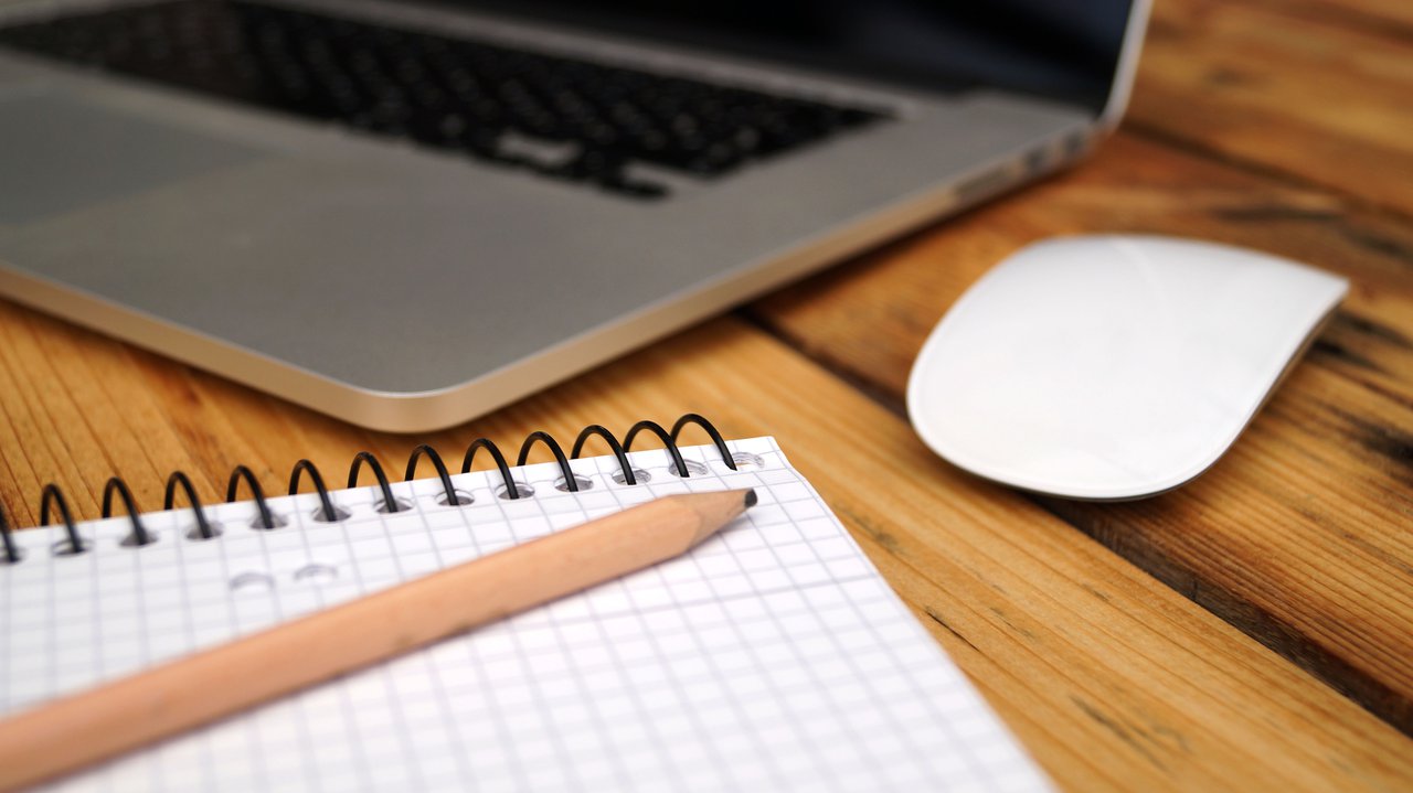 Blog - 3 steps you can’t miss - Desk with a laptop and a notebook to take notes