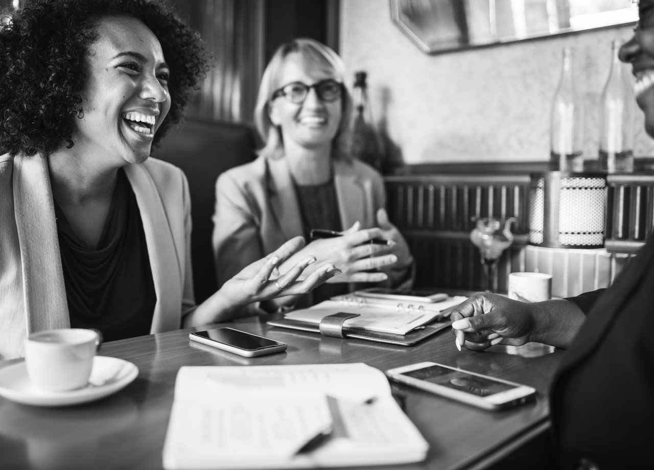 Blog - 3 steps you can’t miss - Employees talking informally in a meeting