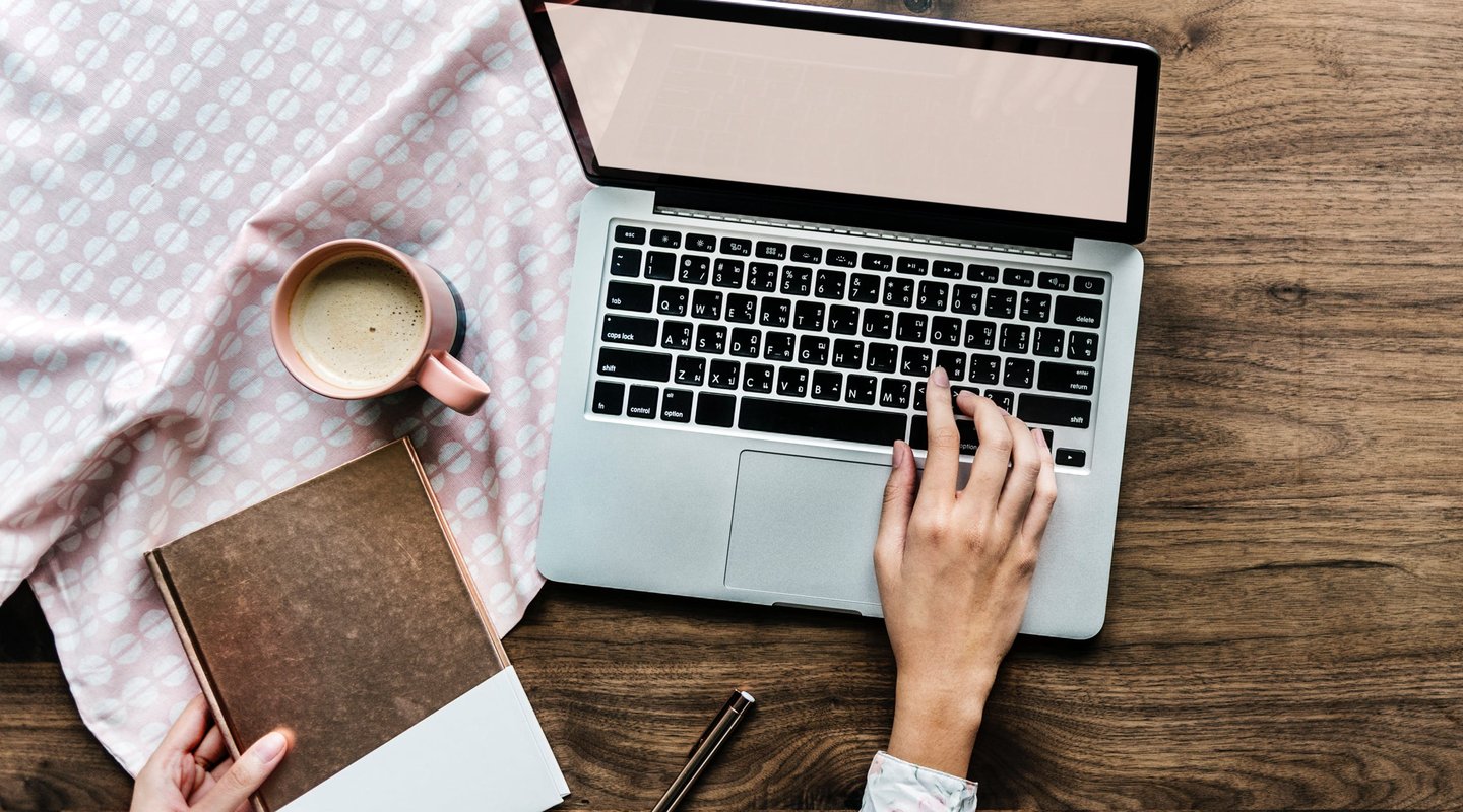 Blog - Customer case: 3 benefits of using Plecto from home - Hands typing on a laptop