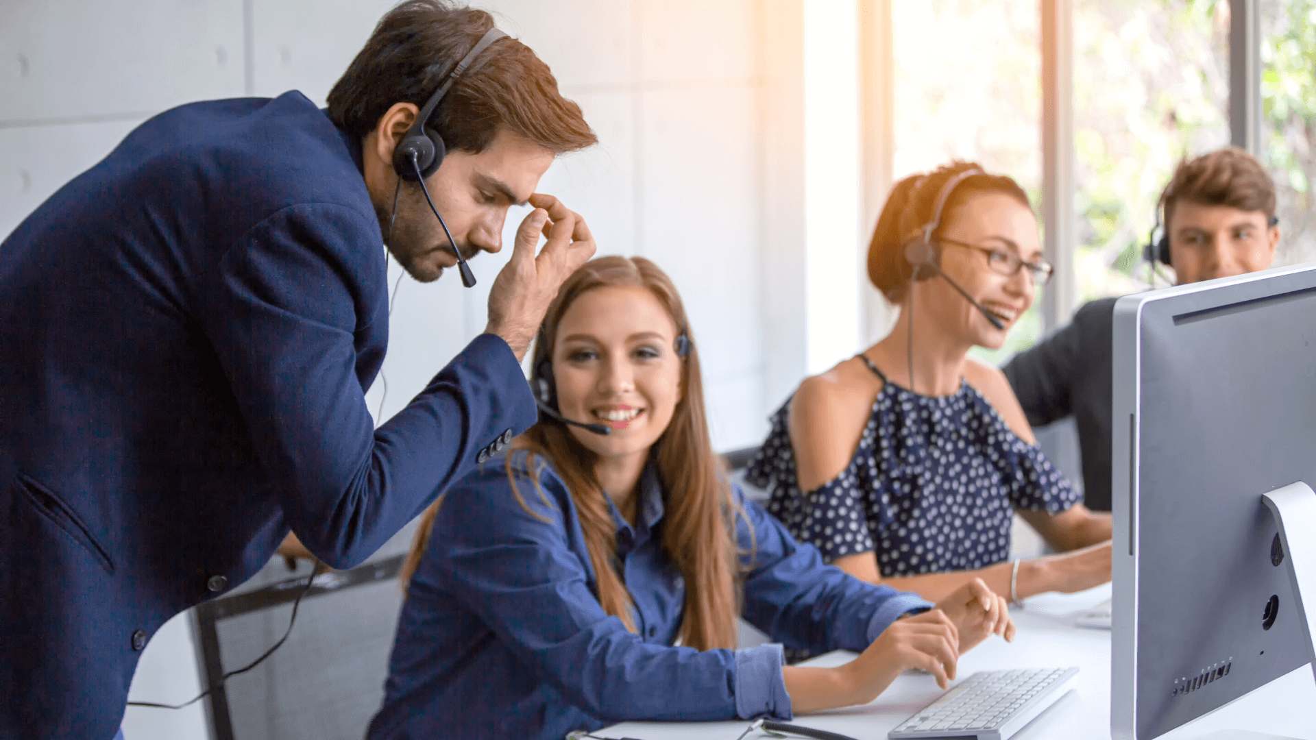 8 beviste tips til at motivere call center agenter i 2026