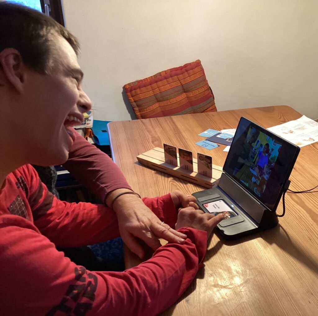 Ein Mann mit Behinderung der enna nutzt