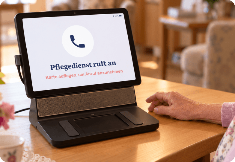 enna Gerät in der Wohnung: Der Pflegedienst ruft an, die Bewohnerin legt die Karte auf