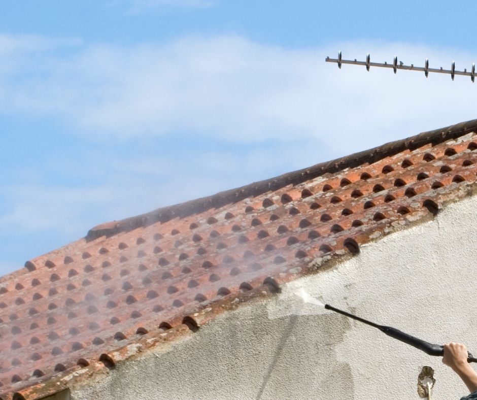 Can professional cleaning restore a tennis court to its original condition?