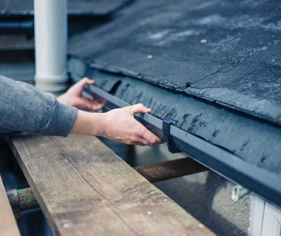 What are the signs that a tennis court needs cleaning?