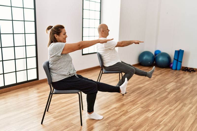 Bild zu Yoga mit Stuhl