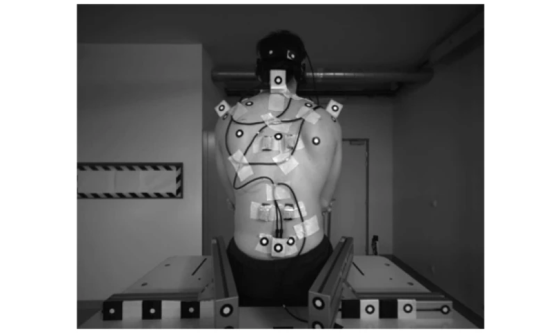 Expériences avec un dispositif de traction latérale sur des volontaires assis humains