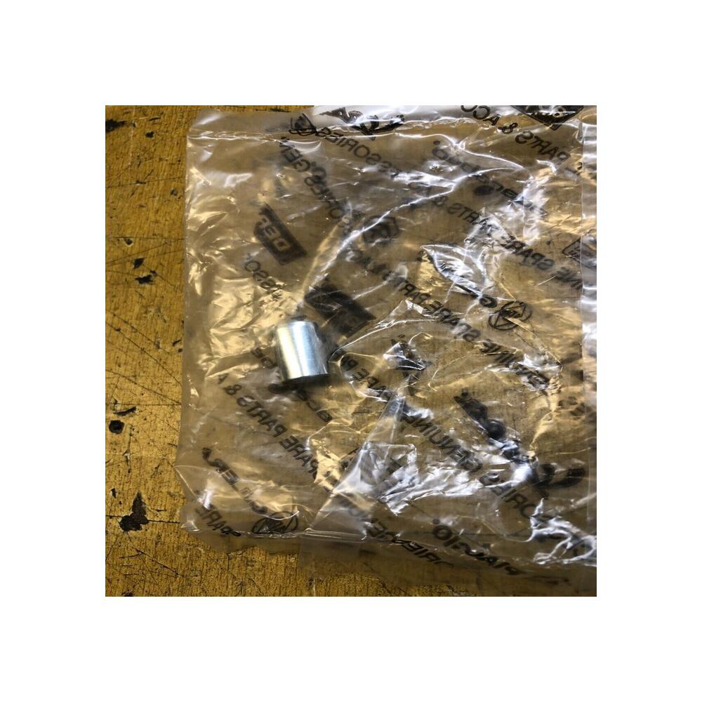 1 entretoise pare brise piaggio mp3 125 250 300 400 500 ie lt 624456