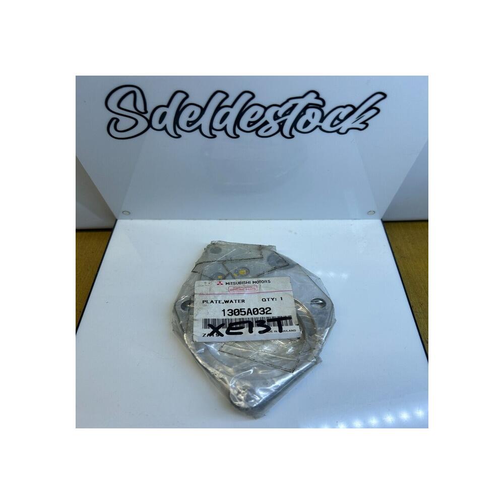 1 plaque bride pompe a eau 1305A032 Mitsubishi Pajero Montero L200