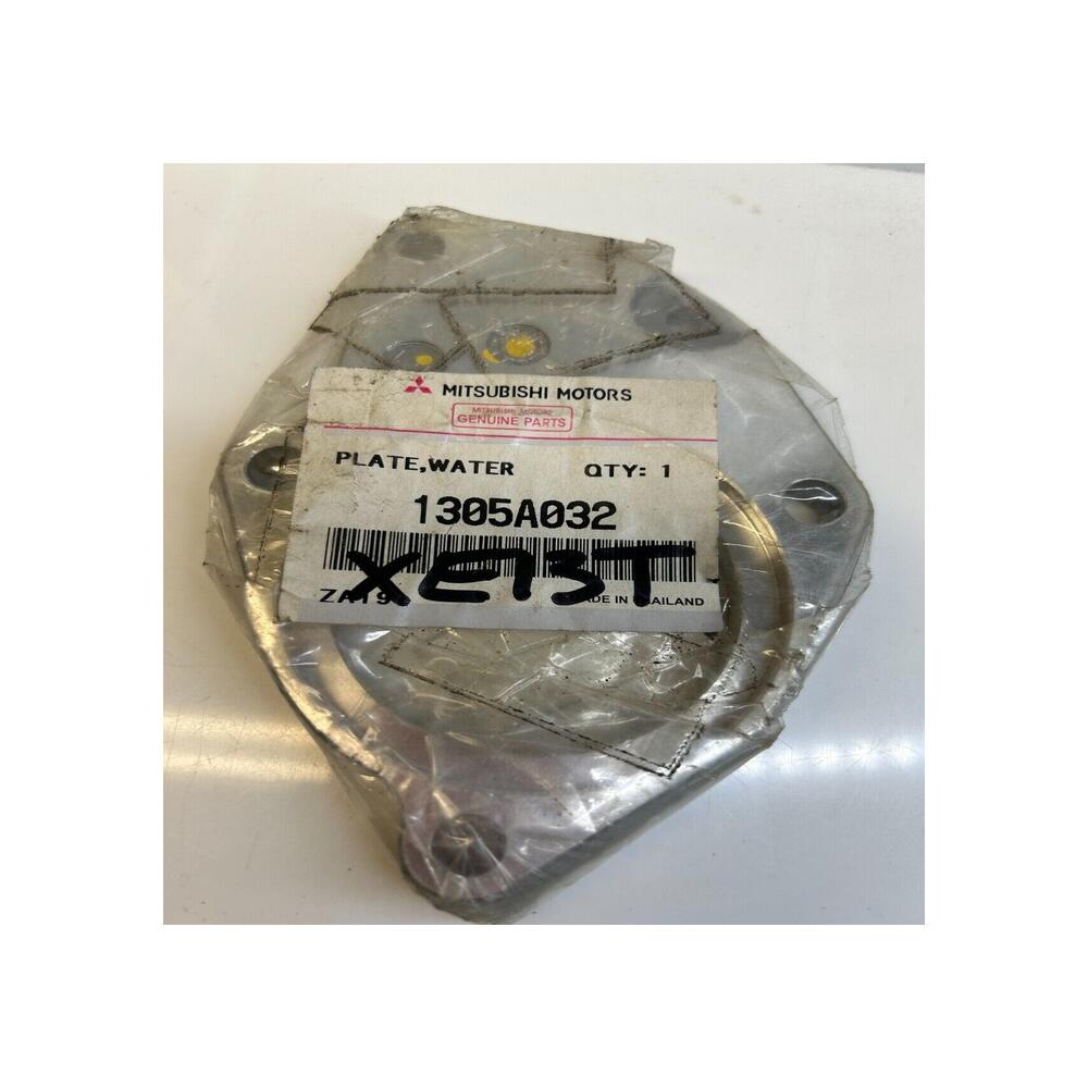 1 plaque bride pompe a eau 1305A032 Mitsubishi Pajero Montero L200