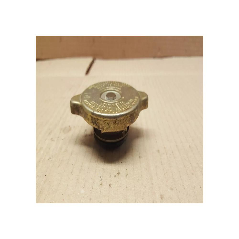 Ancien Bouchon de Radiateur de voiture a identifier