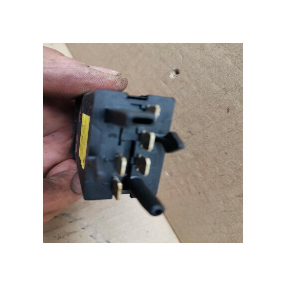 AUDI A4 INTERRUPTEUR BOUTON DEGIVRAGE LUNETTE ARRIERE ref  4D0941503B