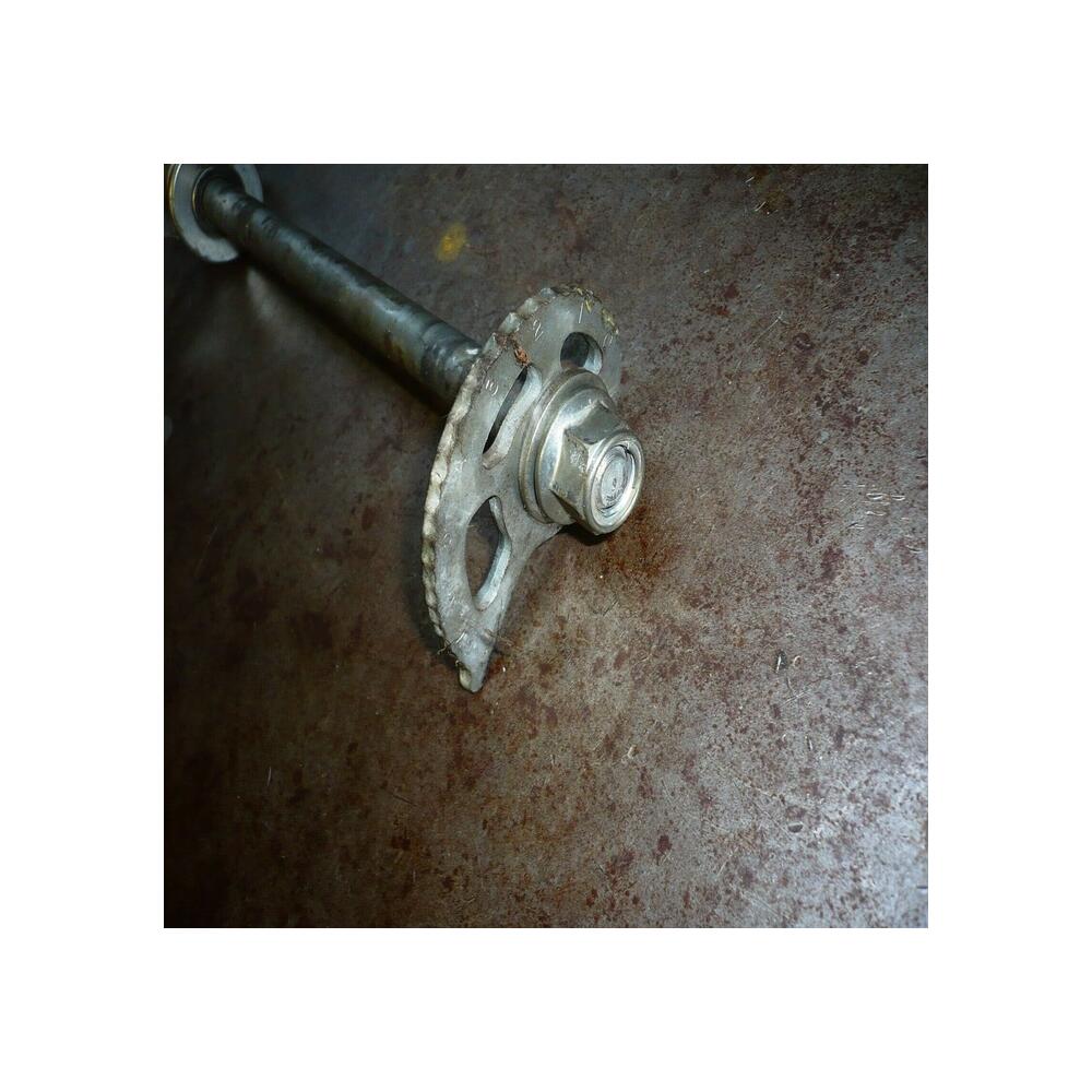 axe de roue arriere  suzuki DR 125 DR 200 1987
