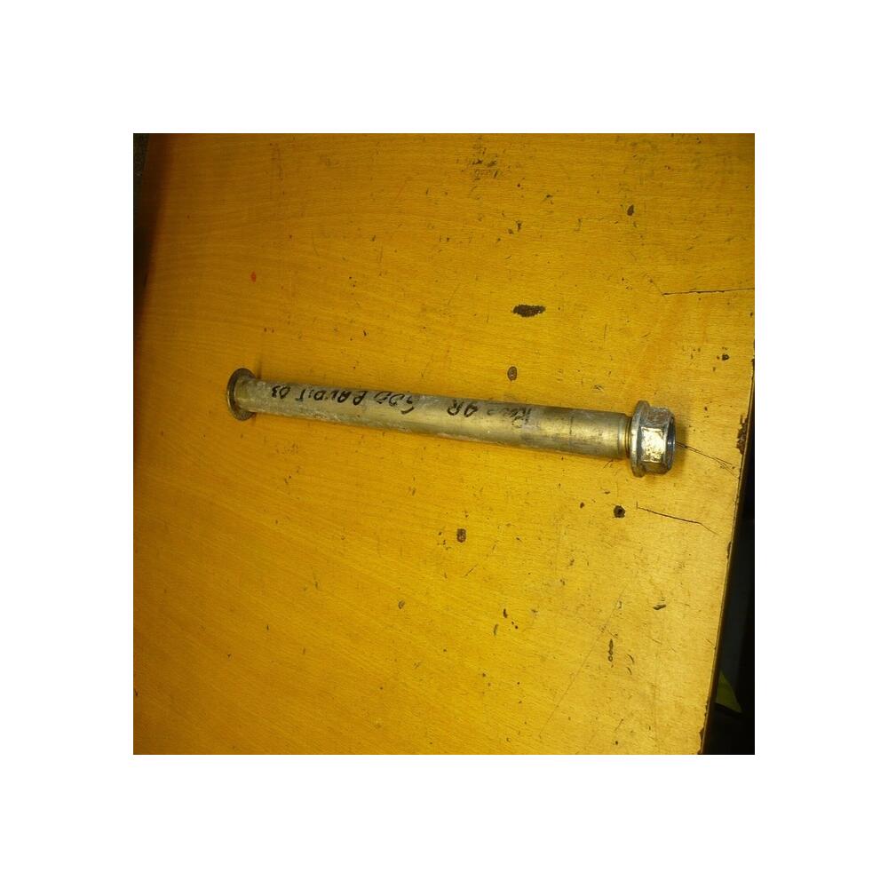 axe de roue arriere  suzuki gsf 600 bandit 1995 a 2004 650 2005 a 2008