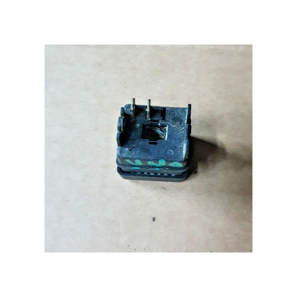 BOUTON INTERUPTEUR ECLAIRAGE INTERIEUR PLAFONNIER FIAT UNO 89