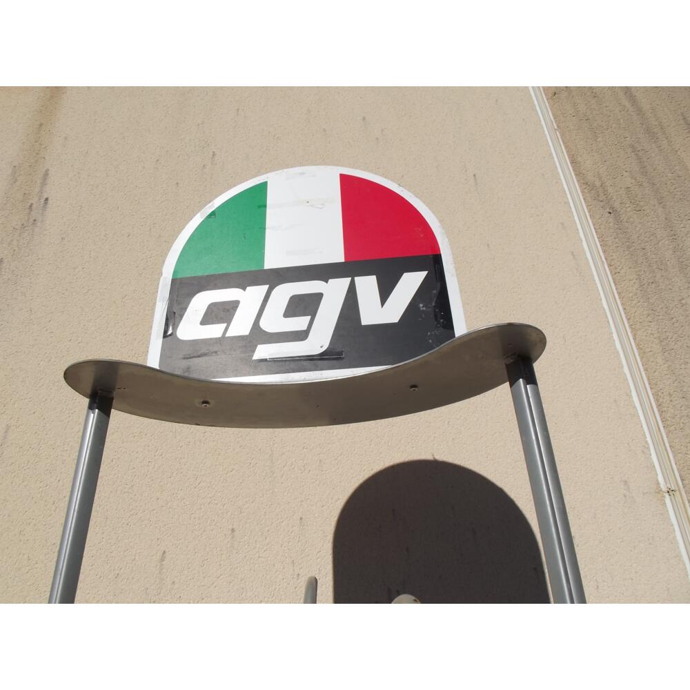 Présentoir  support de 4 casques moto de marque AGV