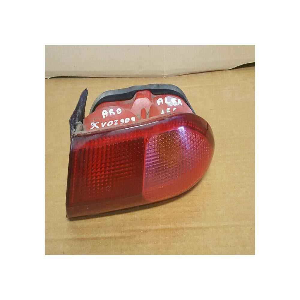 feu arrière alfa Romeo 156 DROIT coté passager (coté aile) ref 60620136