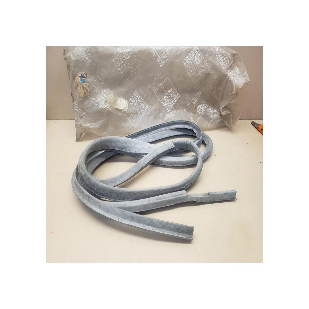 joint caoutchouc porte ou capot Peugeot 504 404