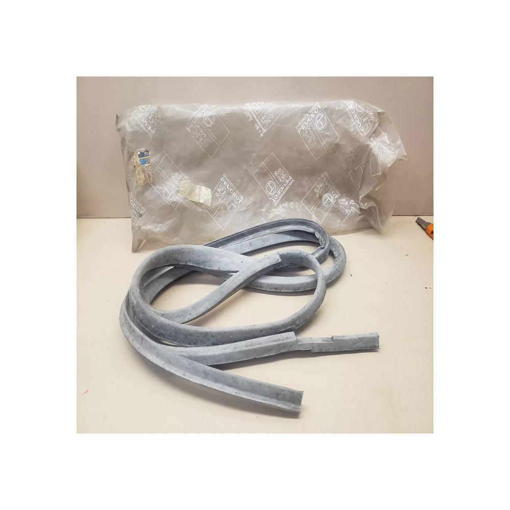 joint caoutchouc porte ou capot Peugeot 504 404