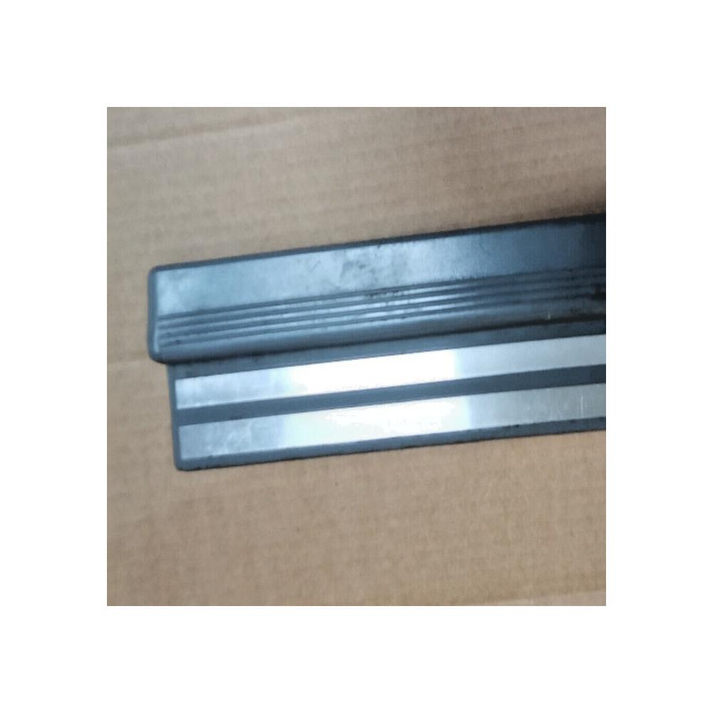 SEUIL DE PORTE Avant DROIT MERCEDES  W210 REF 2106800136