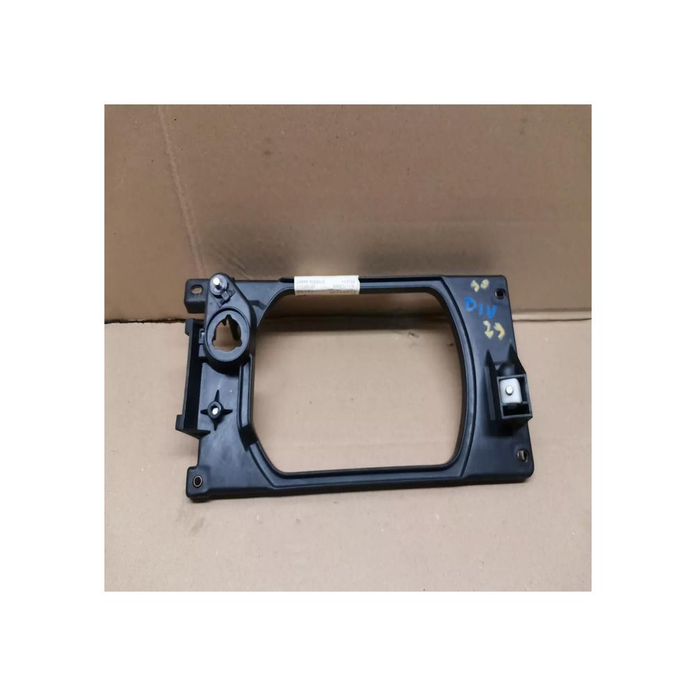 support de phare avant coté droit VOLKSWAGEN POLO 91 ref 867941046
