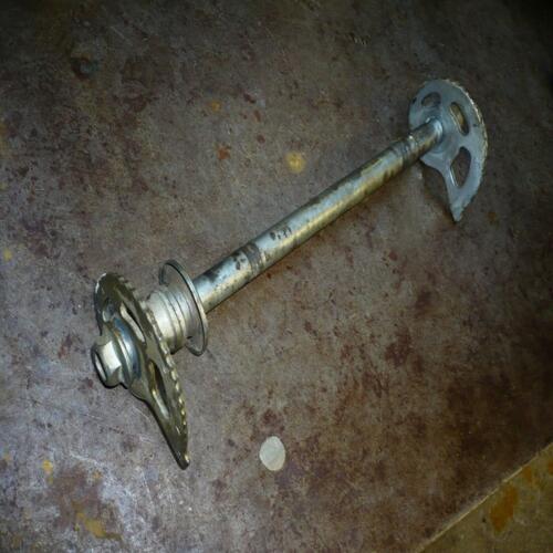 axe de roue arriere  suzuki DR 125 DR 200 1987