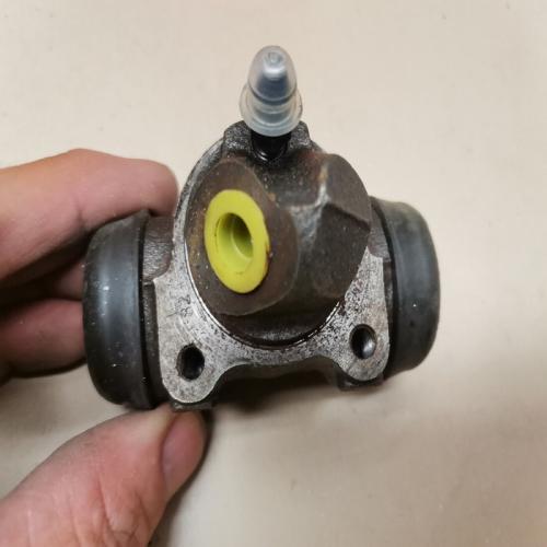 Cylindre de roue ARRIERE GAUCHE RENAULT 20 30 R20 R25 R30