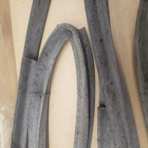 joint caoutchouc porte ou capot Peugeot 504 404 ref 9031.05