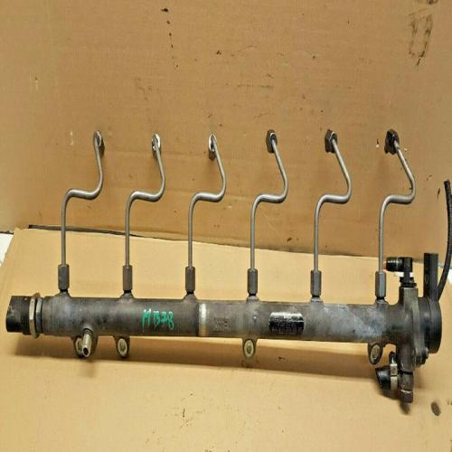Rampe d'injection avec regulateur Mercedes W210 E320 REF 6130700095