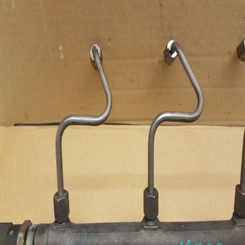 Rampe d'injection avec regulateur Mercedes W210 E320 REF 6130700095