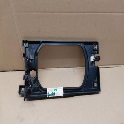 support de phare avant coté droit VOLKSWAGEN POLO 91 ref 867941046