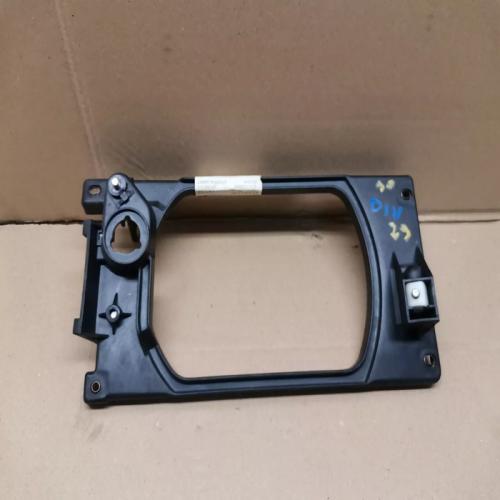 support de phare avant coté droit VOLKSWAGEN POLO 91 ref 867941046