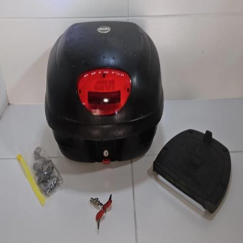 TOP CASE GIVI POINT E33 33L + FIXATIONS VIS PLATINE