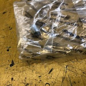 1 entretoise pare brise piaggio mp3 125 250 300 400 500 ie lt 624456