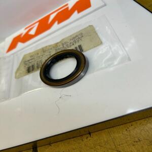 1 joint spi 32X47X7 BSL ktm 0760324771 105 125 150 200 250 300 85 450 660 640