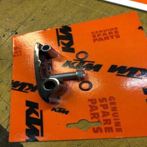 1 patin glissière chaine haut ktm 54804067010 690 duke supermoto