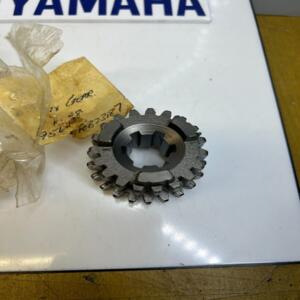 1 pignon troisieme yamaha 4j3-17131-00 dt 125 mx dt 175 YT 125 TRI-MOTO 1983 85