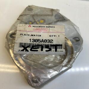 1 plaque bride pompe a eau 1305A032 Mitsubishi Pajero Montero L200