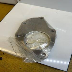 1 plaque bride pompe a eau 1305A032 Mitsubishi Pajero Montero L200