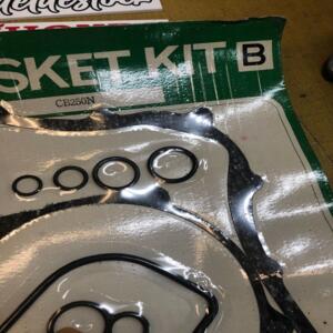 1 pochette joint bas moteur  NR GENIUNE PARTS gasket kit B cb 250 n nd c t t1 t2