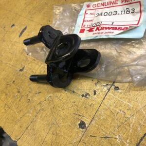 1 support cale pied avant droit kawasaki 34003-1163 gpz zx 750 a 1 2 3 5 e1 e2