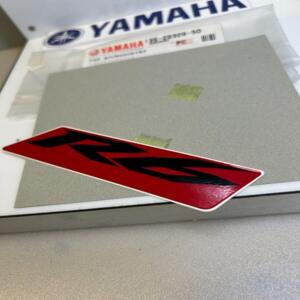 1 x sticker autocollant emblème r6 yamaha 13s-28328-50 yzf-r6 2009 vivid red coc