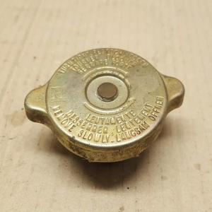 Ancien Bouchon de Radiateur de voiture a identifier